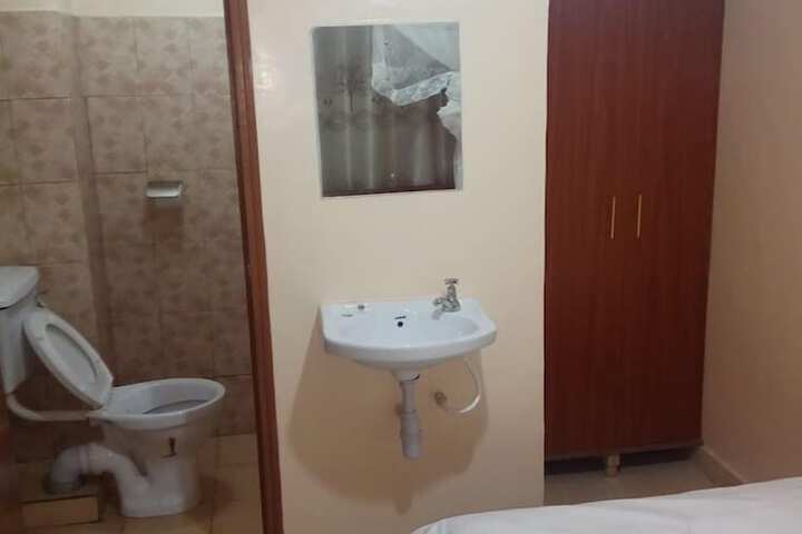 Room 4 of 16