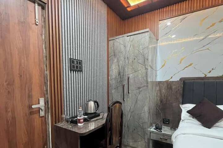 Room 4 of 12
