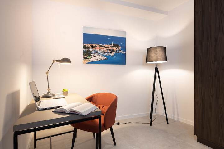 Room 28 of 69