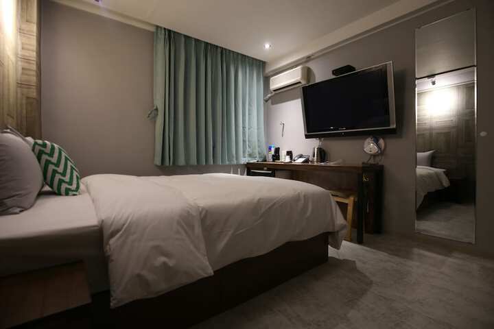 Room 10 of 20