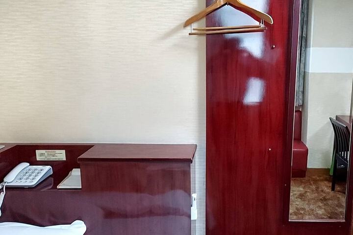 Room 6 of 25
