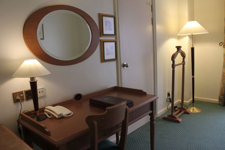 Room 6 of 33
