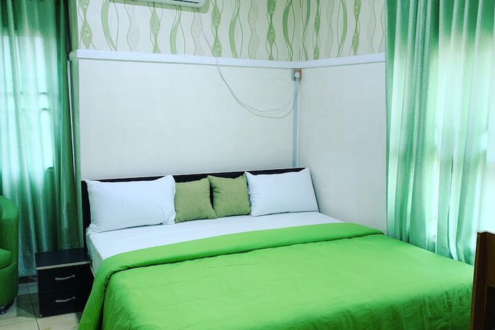 Room 10 of 12