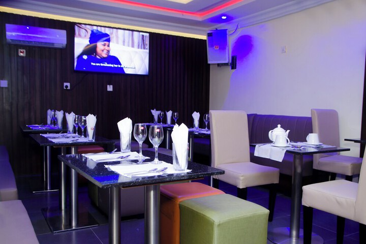 Dining 16 of 22