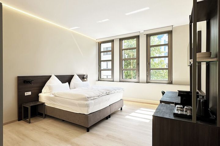 Room 6 of 75