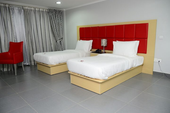 Room 4 of 16