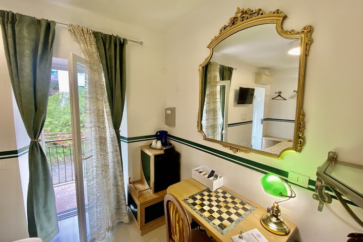 Room 105 of 190