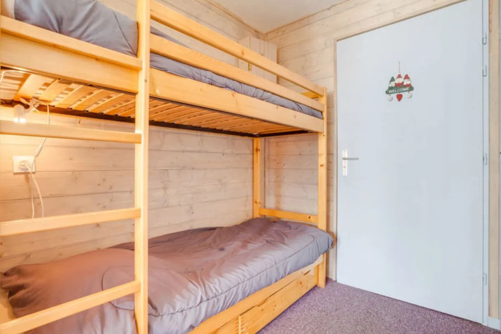 Room 5 of 12