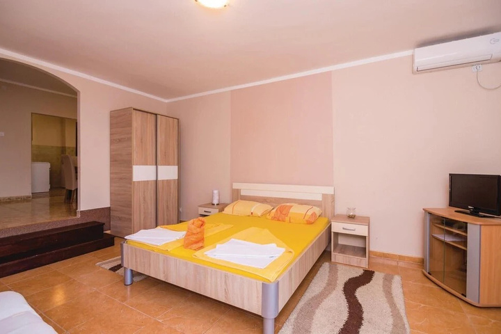 Room 2 of 10