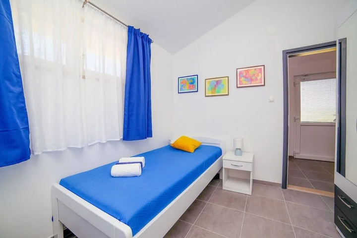 Room 4 of 24