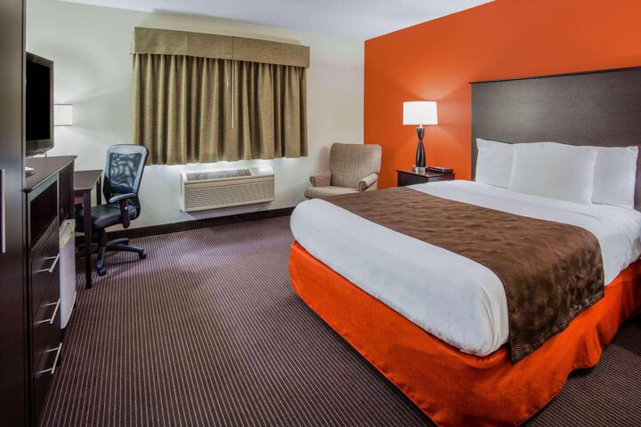 1 Queen Bed Mobility Accessible (3 of 6)