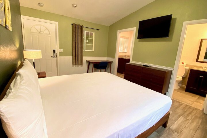 Standard King Bed Kitchenette (18 of 19)