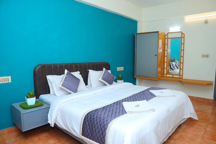 Room 8 of 12