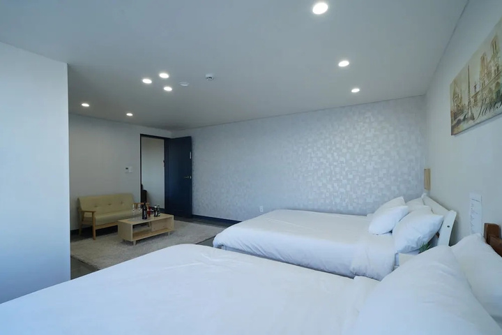 Room 4 of 20