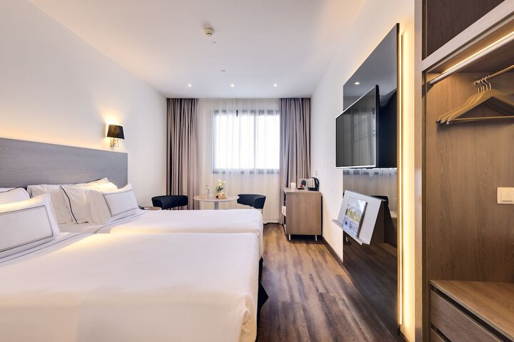 Room 25 of 127