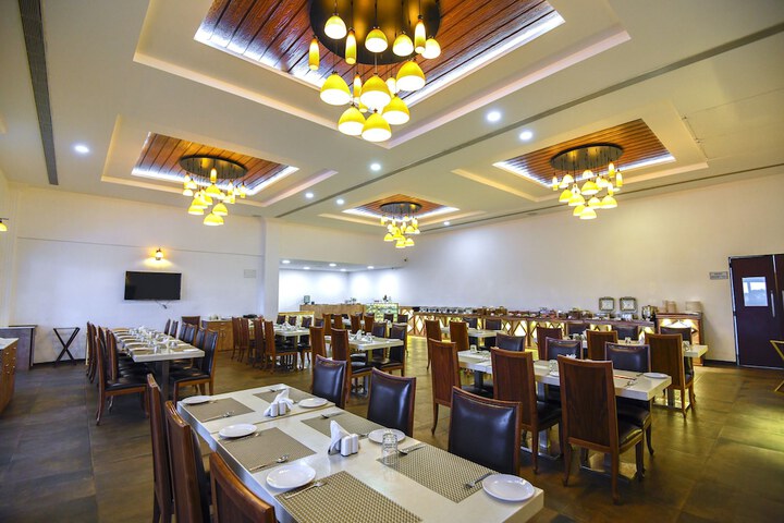 Dining 17 of 20