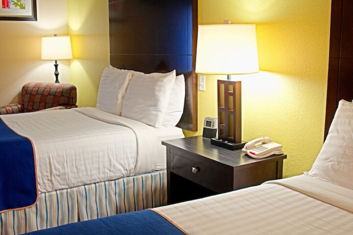 2 Queen Beds (1 of 8)