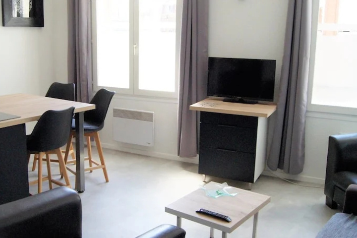 Room 6 of 12