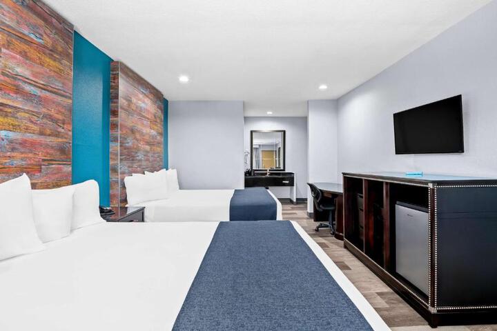1 King Bed Desk WiFi Continental Breakfast (19 of 19)