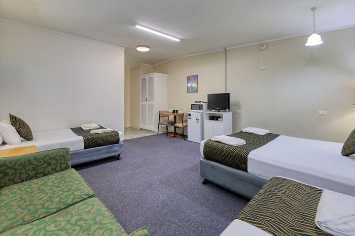 Room 2 of 75