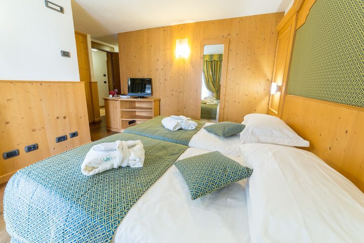 Room 8 of 176