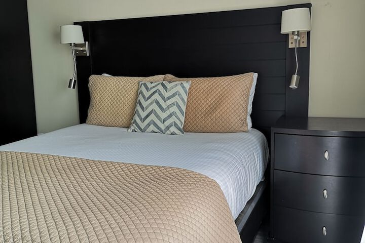 Room 6 of 16