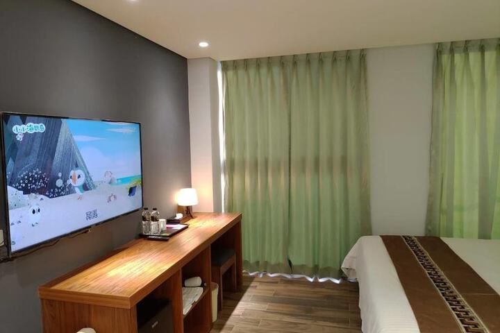 Room 33 of 62