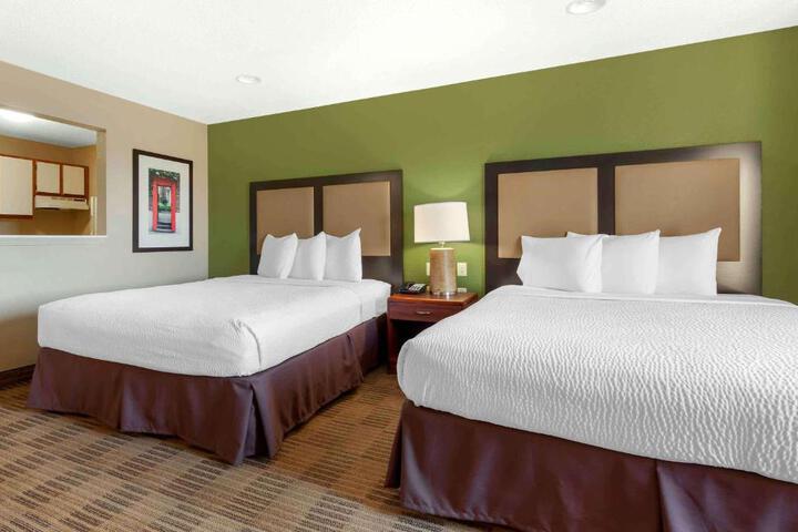 Deluxe Queen Bed Accessible (6 of 14)