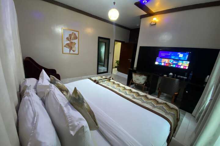 Room 8 of 16