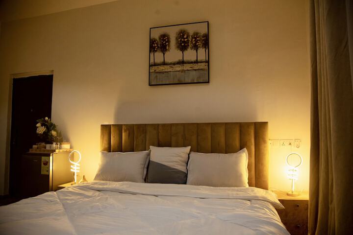 Room 12 of 77