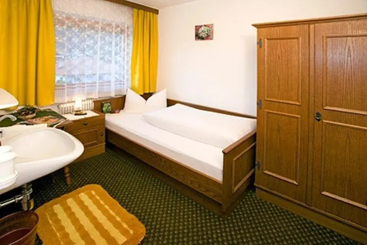 Room 5 of 12