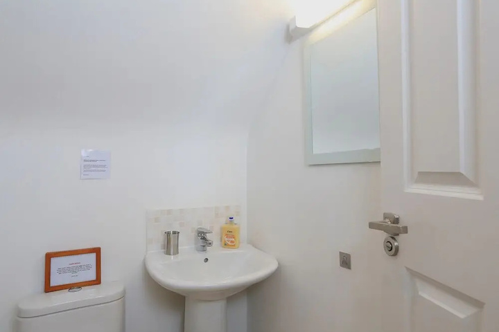 Room 9 of 18