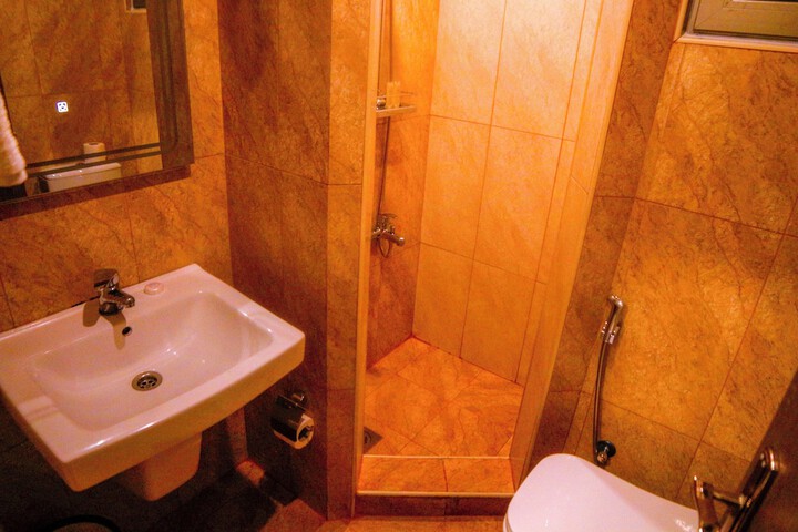 Room 10 of 14
