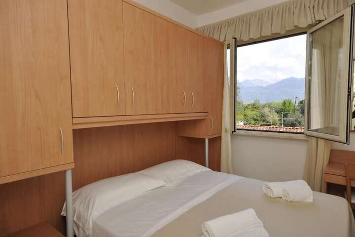 Room 11 of 18