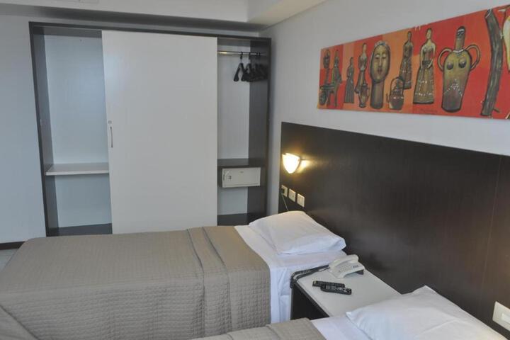 Room 6 of 9