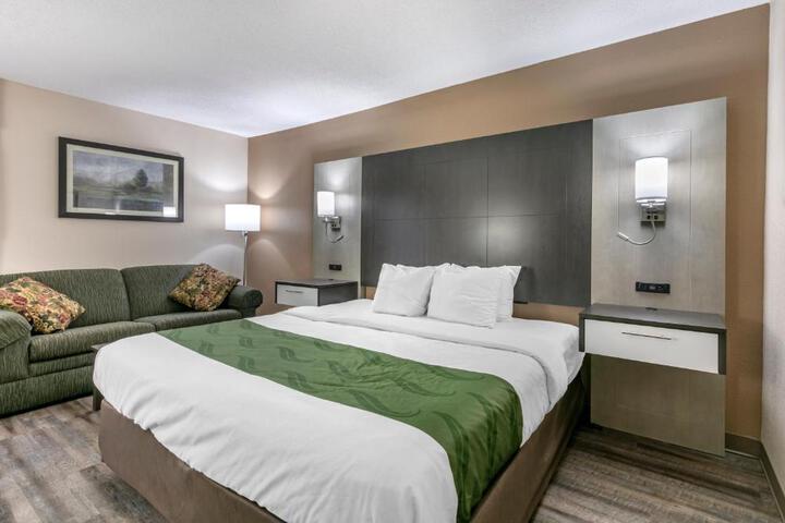 1 King Bed (1 of 11)