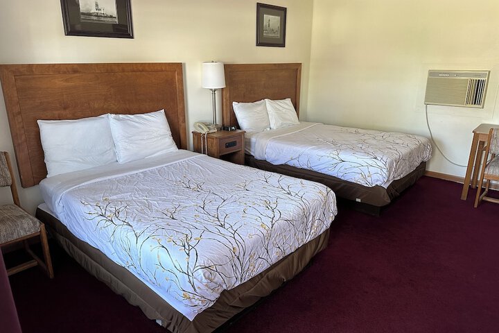 Basic Room 1 Queen Bed (1 of 13)