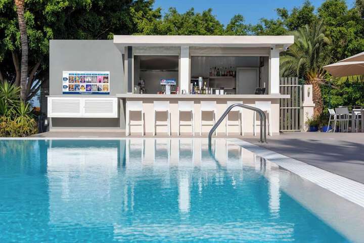 Hotel Pool