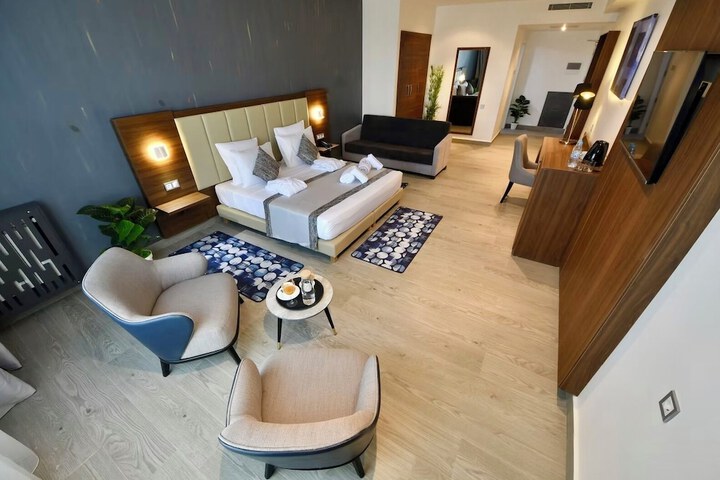 Room 10 of 28