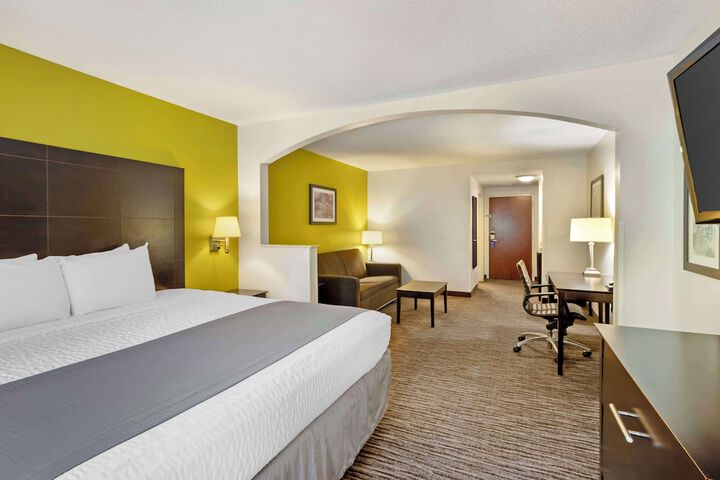 1 King Bed Microwave and Refrigerator Full Breakfast (5 of 14)