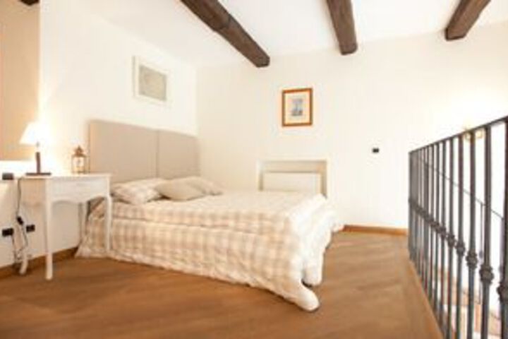Room 4 of 13