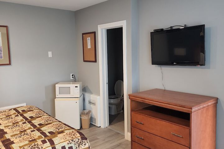 Economy Room 2 Queen Beds (6 of 12)