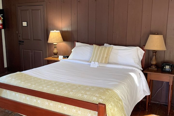 Deluxe Queen Bed (23 of 34)