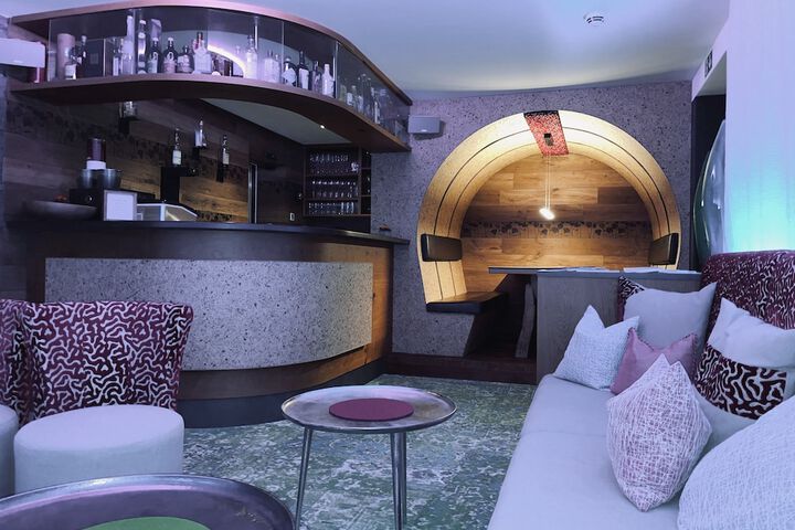 Lounge 130 of 149