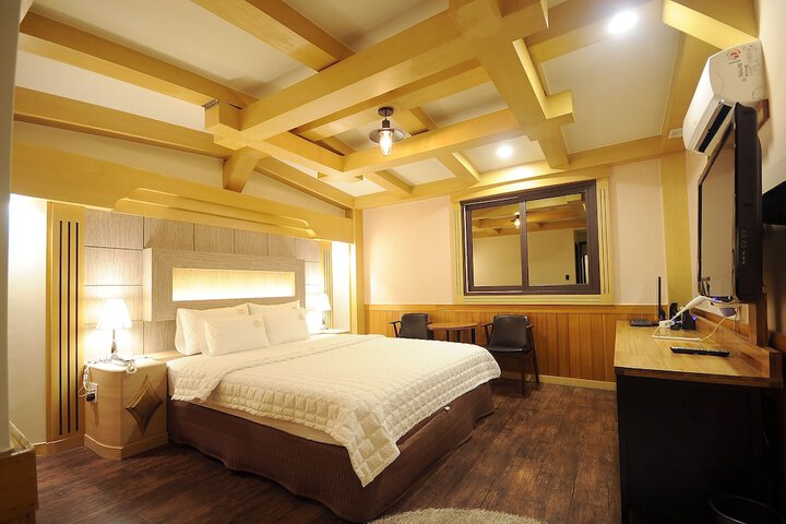 Room 8 of 14