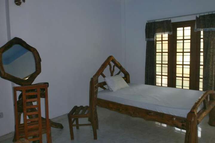 Room 6 of 16