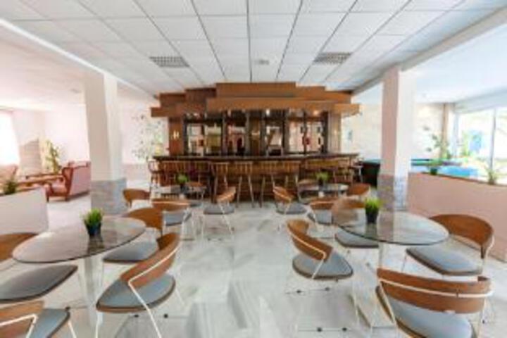 Lounge 8 of 23