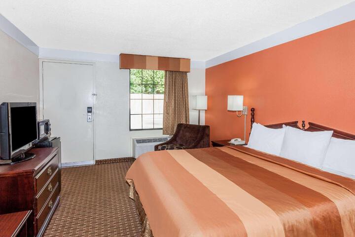 1 King Bed (8 of 8)