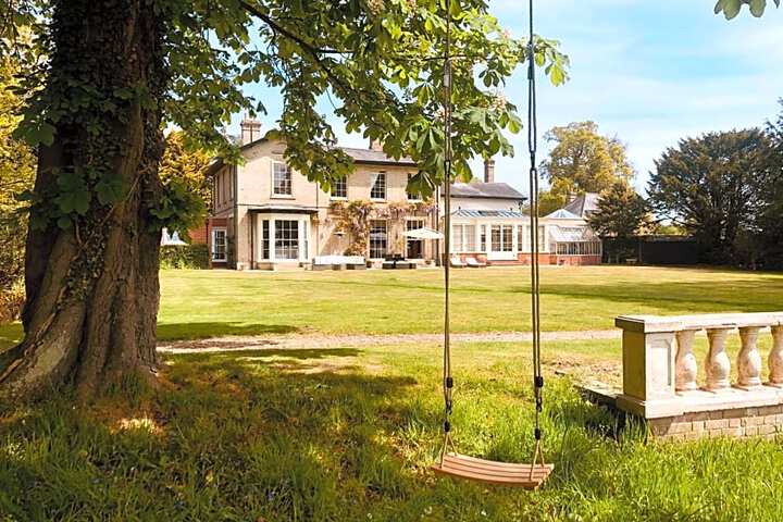 Somerleyton Meadows - The Hideaway Hut & Hot Tub