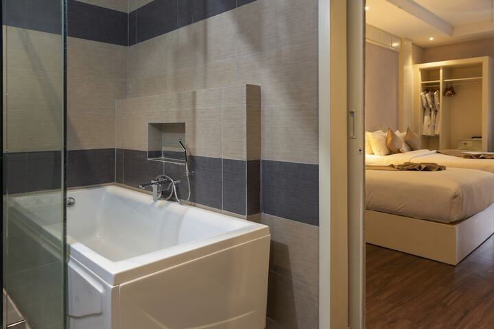 Deep soaking bathtub